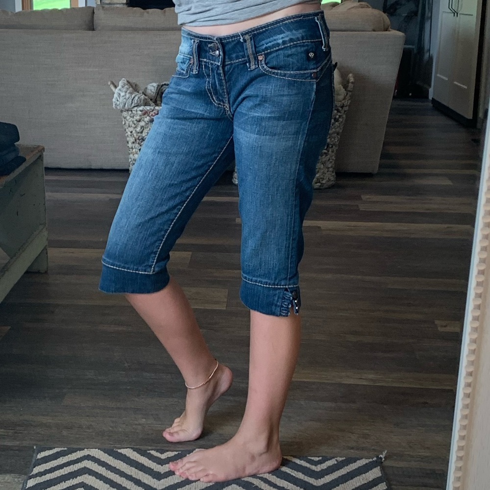 Serafina Bermuda Jean Shorts. Size 27.